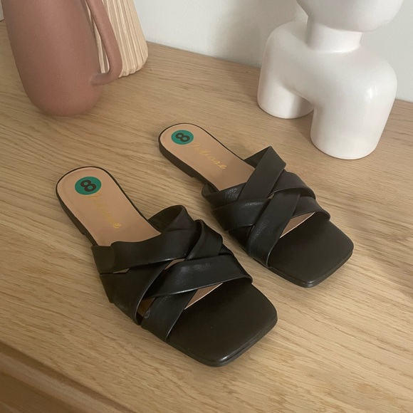 BNWT ⭐️ Black flat shoes fir women size 8 - Picture 1 of 2